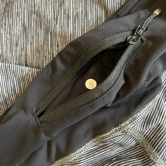 Lululuemon crops 8 - Picture 2 of 3